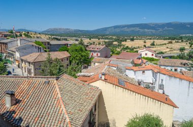 BUITRAGO DEL LOZOYA, İspanya - 3 Temmuz 2016: Madrid Topluluğu, İspanya Buitrago del Lozoya Kalesi 'nin duvarlarından görüntü