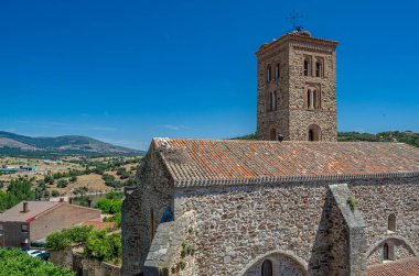 İspanya 'nın başkenti Buitrago del Lozoya' daki Santa Maria del Castillo Kilisesi 'nin hava manzarası 1321 yılında Gotik-Mudejar tarzında, çatıda bir leylek yuvası ile tamamlandı.