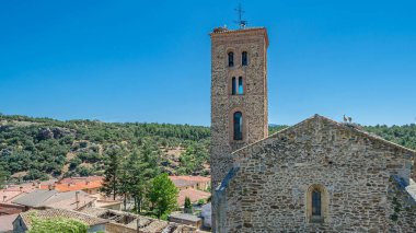 İspanya 'nın başkenti Buitrago del Lozoya' daki Santa Maria del Castillo Kilisesi 1321 yılında Flamboyant Gotik bir nav ve ince Mudejar tarzı bir kuleyle tamamlandı.