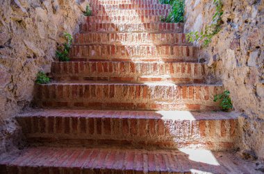 Mimari detay, eski bir taş merdivende bir ışık demeti.