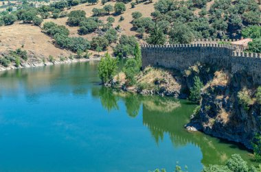 11. yüzyılda Lozoya Nehri 'ne paralel olarak inşa edilen Buitrago del Lozoya, Madrid Topluluğu, İspanya' nın Müslüman kökenli savunma duvarı manzarası