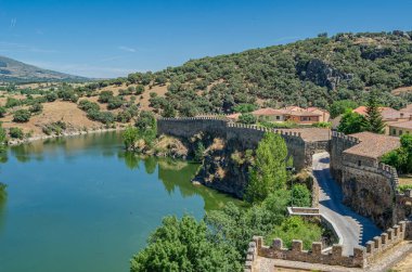 11. yüzyılda Lozoya Nehri 'ne paralel olarak inşa edilen Buitrago del Lozoya, Madrid Topluluğu, İspanya' nın Müslüman kökenli savunma duvarı manzarası