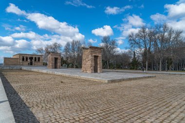 MADRID, İspanya - 10 Şubat 2023: Debod Tapınağı, şu anda Madrid, İspanya 'da bulunan antik Nubian tapınağı. Tapınak MÖ 2. yüzyılın başlarında Mısır 'ın Aswan kenti yakınlarında inşa edilmiştir. Mısır hükümeti 1968 yılında tapınağı İspanya 'ya bağışladı.