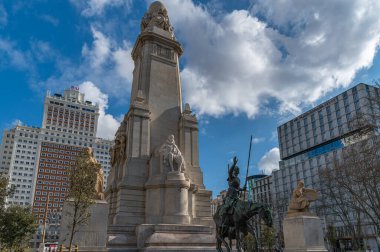 MADRID, SPAIN - 10 Şubat 2023: Madrid, İspanya 'da bulunan Plaza de Espana' da bulunan Miguel de Cervantes anıtı, mimar Rafael Martinez Zapatero ve heykeltıraş Lorenzo Coullaut Valera 'nın bir tasarımına dayanmaktadır.