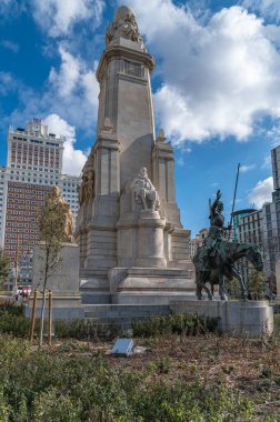 MADRID, SPAIN - 10 Şubat 2023: Madrid, İspanya 'da bulunan Plaza de Espana' da bulunan Miguel de Cervantes anıtı, mimar Rafael Martinez Zapatero ve heykeltıraş Lorenzo Coullaut Valera 'nın bir tasarımına dayanmaktadır.
