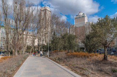 MADRID, SPAIN - 10 Şubat 2023: Madrid, İspanya 'da geniş bir peyzaj alanı olan Plaza de Espana' daki binaların manzarası