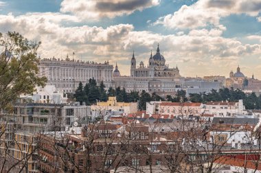 Madrid, İspanya, Kraliyet Sarayı ve Almudena Katedrali 'nin havadan görünüşü