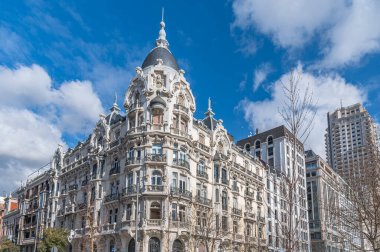 İspanya, Madrid 'de geniş bir peyzaj alanı olan Plaza de Espana' daki binaların manzarası