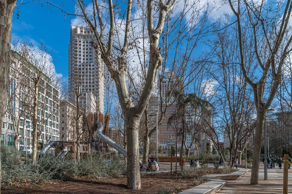 MADRID, SPAIN - 10 Şubat 2023: Madrid, İspanya 'da geniş bir peyzaj alanı olan Plaza de Espana' daki binaların manzarası