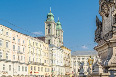 LINZ, AUSTRIA - 6 Temmuz 2015: Barok Trinity Sütunu, Avusturya 'nın Linz kentinin ana meydanında, 1723 yılında tamamlandı, Antono Beduzzi' nin bir modeline göre Sebastian Stumpfegger tarafından beyaz mermere oyuldu.