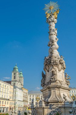 LINZ, AUSTRIA - 6 Temmuz 2015: Barok Trinity Sütunu, Avusturya 'nın Linz kentinin ana meydanında, 1723 yılında tamamlandı, Antono Beduzzi' nin bir modeline göre Sebastian Stumpfegger tarafından beyaz mermere oyuldu.