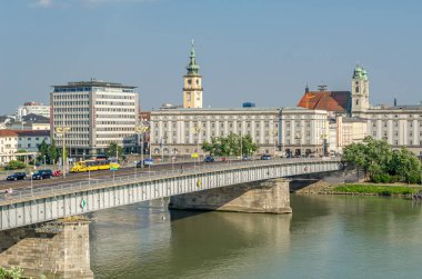 LINZ, AUSTRIA - 6 Temmuz 2015: Tuna Nehri, Nibelungen Köprüsü (1938 ve 1940 yılları arasında inşa edilmiş) ve eski Linz, Avusturya 'nın Urfahr ilçesi