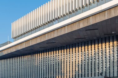 LINZ, AUSTRIA - 6 Temmuz 2015: Linz, Avusturya 'da Terry Pawson tarafından tasarlanan ve Avrupa' nın en modern opera binalarından biri olarak kabul edilen bir opera binası.