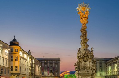 Antono Beduzzi 'nin bir modeline göre Sebastian Stumpfegger tarafından beyaz bilyeye oyulmuş, Avusturya' nın Linz kentindeki Barok Üçlemesi Sütunu 'nun gece görüşü 1723 yılında tamamlandı.