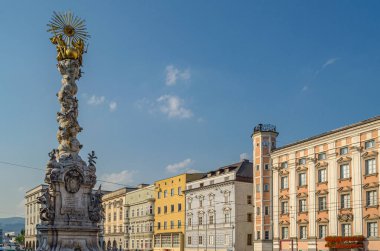 Avusturya 'nın Linz kentinin ana meydanındaki Barok Üçlemeci Sütunu, Antono Beduzzi' nin bir modeline göre Sebastian Stumpfegger tarafından beyaz bilyeye oyulmuş, 1723 yılında tamamlandı.