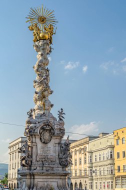 Avusturya 'nın Linz kentinin ana meydanındaki Barok Üçlemeci Sütunu, Antono Beduzzi' nin bir modeline göre Sebastian Stumpfegger tarafından beyaz bilyeye oyulmuş, 1723 yılında tamamlandı.