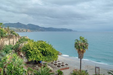 İspanya 'nın güneyindeki Endülüs, Malaga eyaletinin Costa del Sol kentindeki Nerja kasabasındaki sahil manzarası