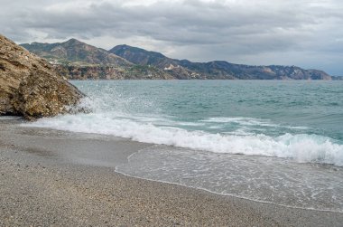 Malaga 'nın Nerja kentindeki bir sahilden Akdeniz manzarası, Costa del Sol, Endülüs, Güney İspanya