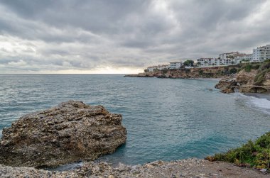 Malaga 'nın Nerja kentindeki bir sahilden Akdeniz manzarası, Costa del Sol, Endülüs, Güney İspanya
