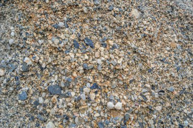 Sahildeki küçük renkli taşların detayları.