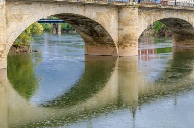 Puente de Piedra (İspanya 'nın başkenti La Rioja' da bulunan Ebro Nehri 'ni geçen Puente de San Juan de Ortega olarak da bilinen Stone Köprüsü, 1884 yılında Camino de Santiago' da yeniden inşa edilmiştir.