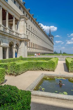 SAN LORENZO DE EL ESCORIAL, SPAIN - 10 Temmuz 2016: San Lorenzo de El Escorial, İspanya 'yı ziyaret eden turistler, 1563 ve 1584 yılları arasında inşa edilen dünyanın en büyük Rönesans binasıdır.