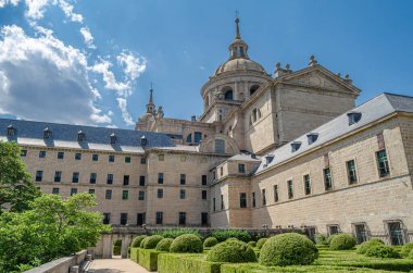 1563 ve 1584 yılları arasında inşa edilen San Lorenzo de El Escorial Kraliyet Alanı, 1984 yılında UNESCO 'nun dünya mirası ilan edilen ve bir manastır, bazilika ve diğerleri arasında kraliyet sarayı işlevi gören dünyanın en büyük Rönesans binasıdır.