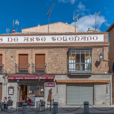 Toledo, İspanya - 18 Mart 2023 Toledo, Kastilya-La Mancha 'da tabelası olan bir kafeterya restoranının cephesi
