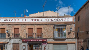 Toledo, İspanya - 18 Mart 2023 Toledo, Kastilya-La Mancha 'da tabelası olan bir kafeterya restoranının cephesi