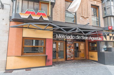TOLEDO, İspanya - 18 Mart 2023: Mercado de San Agustin 'in cephesi, Toledo, Kastilya-La Mancha, İspanya' daki kamu pazarı