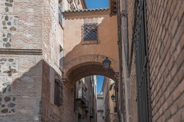 İspanya 'nın eski Toledo kasabasında geleneksel mimari, tarihi taş cepheleri ve dar sokakları barındırıyor.