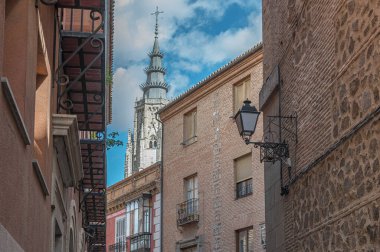İspanya 'nın eski Toledo kasabasında geleneksel mimari, tarihi taş cepheleri ve dar sokakları barındırıyor.