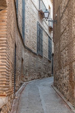 İspanya 'nın eski Toledo kasabasında geleneksel mimari, tarihi taş cepheleri ve dar sokakları barındırıyor.