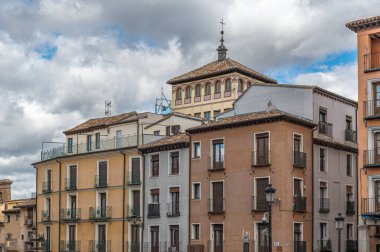 İspanya 'nın eski Toledo kasabasında geleneksel mimari, tarihi taş cepheleri ve dar sokakları barındırıyor.