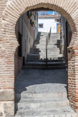 İspanya 'nın eski Toledo kasabasında geleneksel mimari, tarihi taş cepheleri ve dar sokakları barındırıyor.