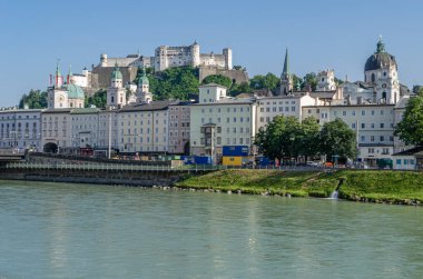 SALZBURG, AUSTRIA - 5 Temmuz 2015: Tarihi Salzburg kasabasına bakan Hohensalzburg Kalesi 'nin manzarası
