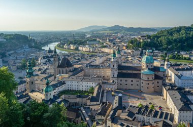 SALZBURG, AUSTRIA - 5 Temmuz 2015: Salzburg 'un eski şehri ve Hohensalzburg Kalesi' nden görünen çatıları