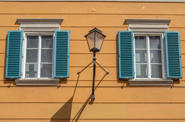 Mimari detay, Avusturya 'nın eski Salzburg kasabasındaki cepheler.