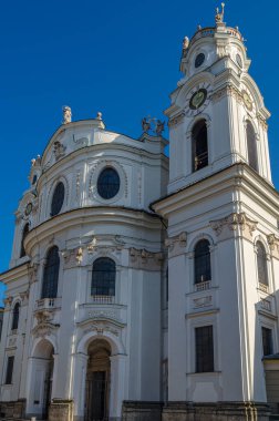 Salzburg, Avusturya 'daki Salzburg Üniversitesi Kilisesi, Beyaz Barok Kollejenkirche' nin ön cephesi