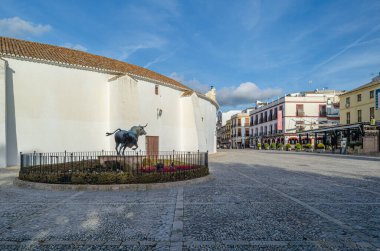 RONDA, SPAIN - 27 Ocak 2020: Savaşçı Boğa Anıtı (Monumento al Toro de Lidia), İspanyol heykeltıraş Nacho Martin 'in 2005 yılında Malaga' nın Endülüs kenti Ronda kentinde bulunan Plaza de Toros 'a monte edilmiş bronz boğa heykeli.