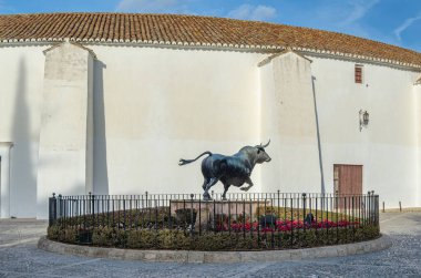 RONDA, SPAIN - 27 Ocak 2020: Savaşçı Boğa Anıtı (Monumento al Toro de Lidia), İspanyol heykeltıraş Nacho Martin 'in 2005 yılında Malaga' nın Endülüs kenti Ronda kentinde bulunan Plaza de Toros 'a monte edilmiş bronz boğa heykeli.