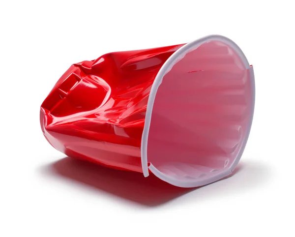 壊れた赤のプラスチックカップは白でカット — ストック写真