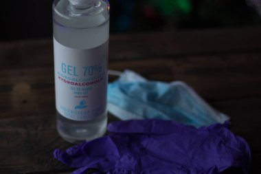 El dezenfektanı (hidroalkolik jel), yüz maskesi ve eldivenler. Coronavirus Covid 19 koruma (dezenfeksiyon).