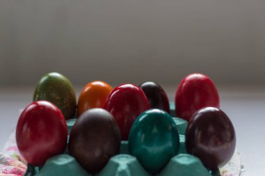 Farklı renklerde Paskalya yumurtaları.