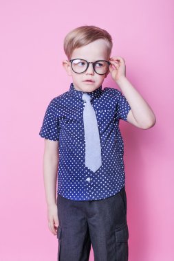 Kravat ve gözlük küçük sevimli çocuk. Okul. Okul öncesi. Moda. Stüdyo portre pembe bir arka plan üzerinde