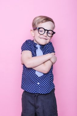 Şık çocuk gömlek ve gözlük kocaman bir gülümseme ile. Okul. Okul öncesi. Moda. Stüdyo portre pembe bir arka plan üzerinde