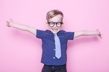 Şık çocuk gömlek ve gözlük kocaman bir gülümseme ile. Okul. Okul öncesi. Moda. Stüdyo portre pembe bir arka plan üzerinde