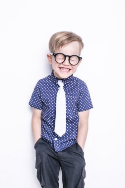 Bir komik küçük bir çocuk portresi gözlük ve kravat. Okul. Okul öncesi. Moda. Beyaz arka plan üzerinde izole stüdyo portre