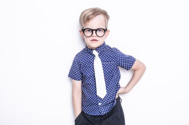 Kravat ve gözlük küçük sevimli çocuk. Okul. Okul öncesi. Moda. Beyaz arka plan üzerinde izole stüdyo portre