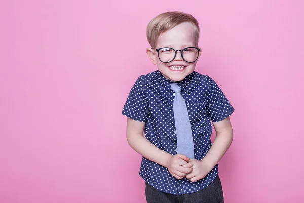 Lilla bedårande pojke i fluga och glasögon. Skolan. Förskola. Fashion. Studio porträtt över rosa bakgrund — Stockfoto